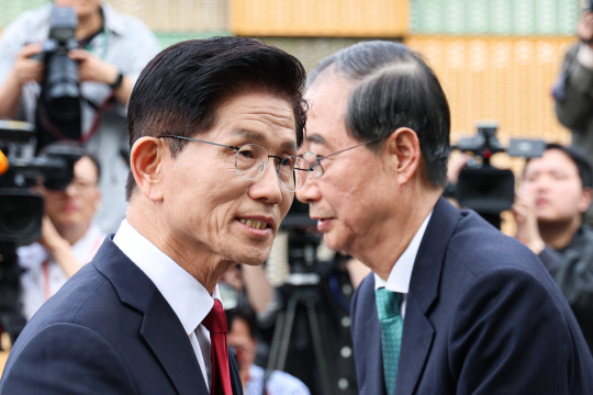 국민의힘 김문수 대선후보와 한덕수 대선 예비후보가 지난 8일 서울 국회 사랑재에 위치한 커피숍에서 회동을 마친 후 인사하고 있다. [공동취재·연합뉴스]